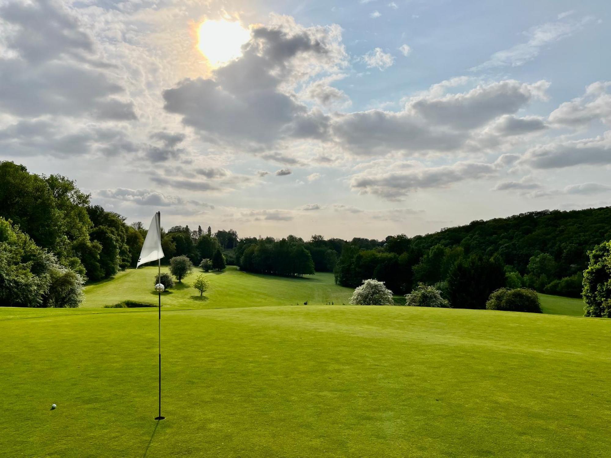 Golf & Hotel De Falnuee Mazy Exteriör bild